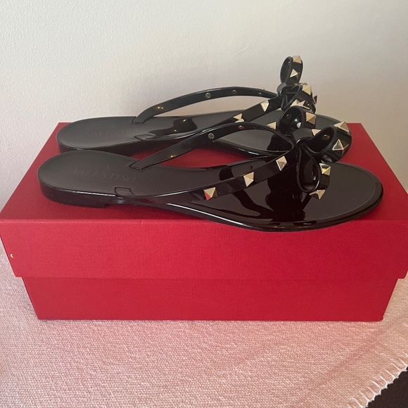 SOLD - Valentino Garavani Women's Rubber "Rockstud" Thong Flip Flop, Size 40 - Picture 4 of 8